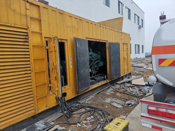 丰县如何在发电机出租合同中约定设备的维修和保养责任？